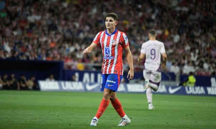 Julián Álvarez prowls the pitch during Atlético Madrid’s 3-0 victory against Girona