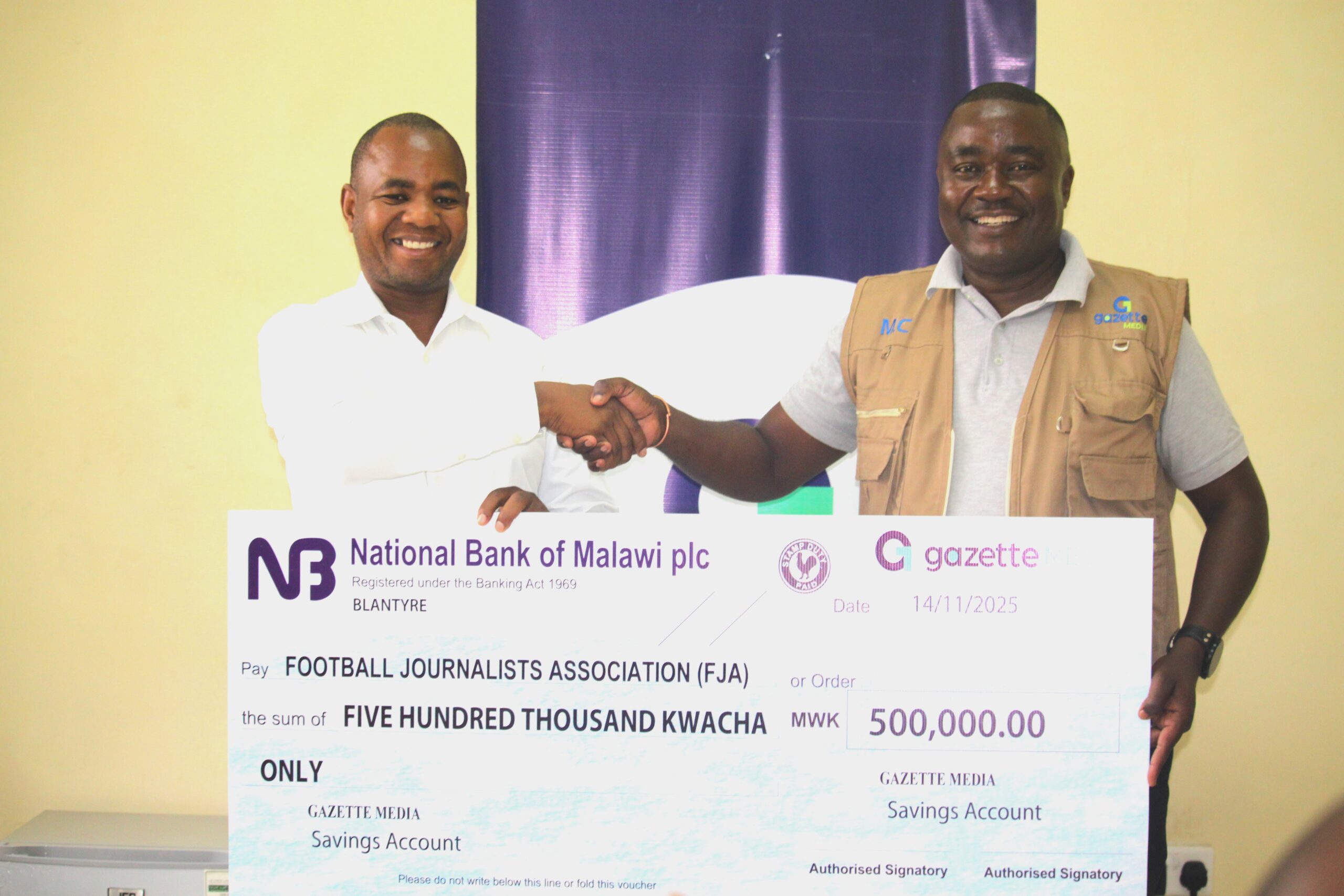 chapalapata (right) handing over the cheque to frederich (002)