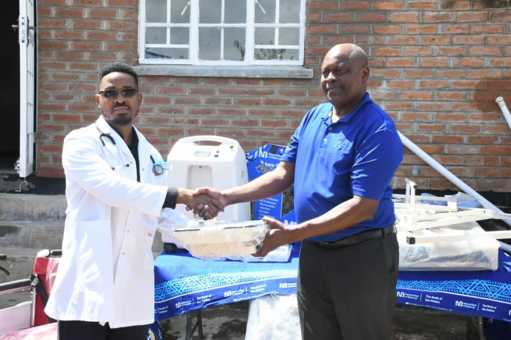 kasunda (right) handing over medical equipment to chilomoni health center (002)