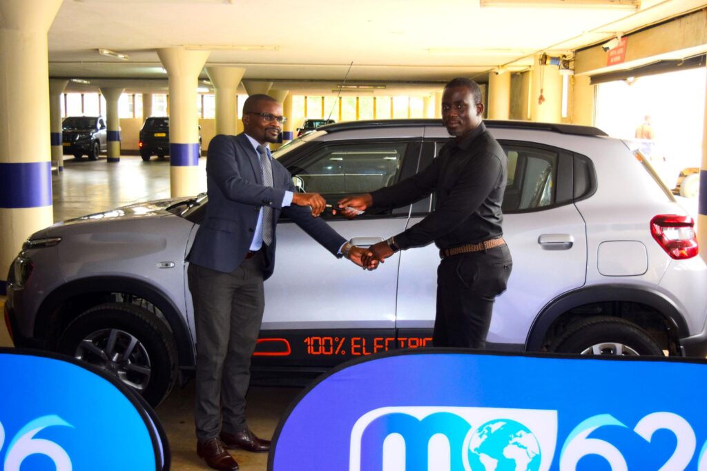 tchereni(right) handing over the ev keys to chikapa (002)