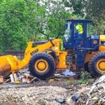 wheel loader crushing the illegal gaming machines (002)