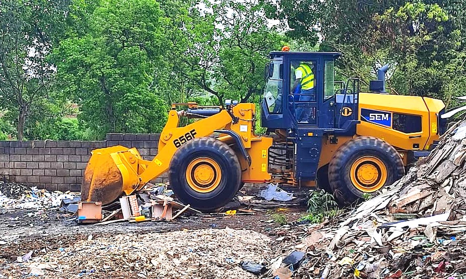 wheel loader crushing the illegal gaming machines (002)