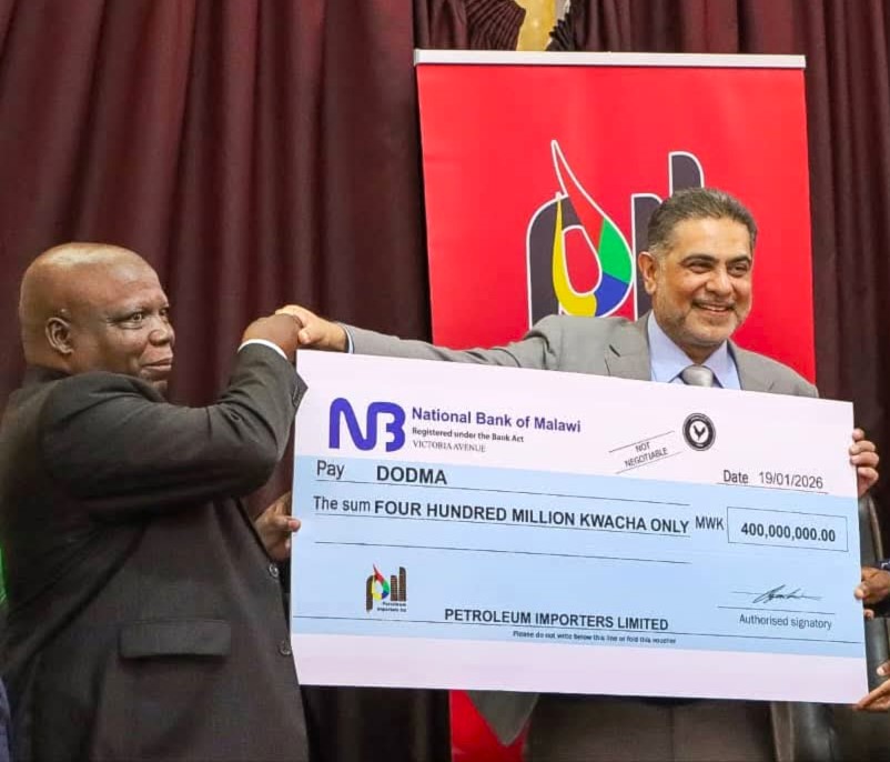 bhana (right) handing over the cheque to saidi (002)