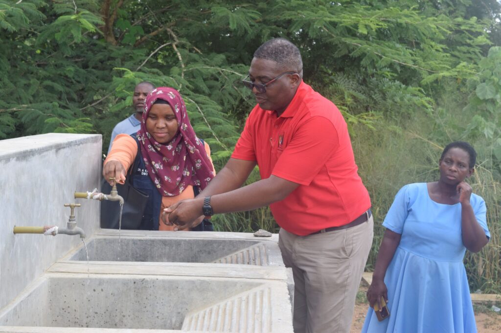 katita (left) opens a water tap as msimuko washes hands (002)