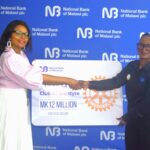 malikula(right) handing over the cheque to khomani (002)