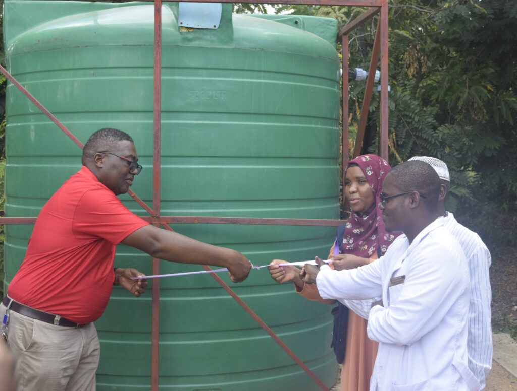 msimuko (left) handing over the solar pump to chiyendausiku staff (002)
