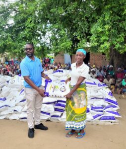 Nkhomaanthu (left) handing over maize flour to beneficiary_ (002)