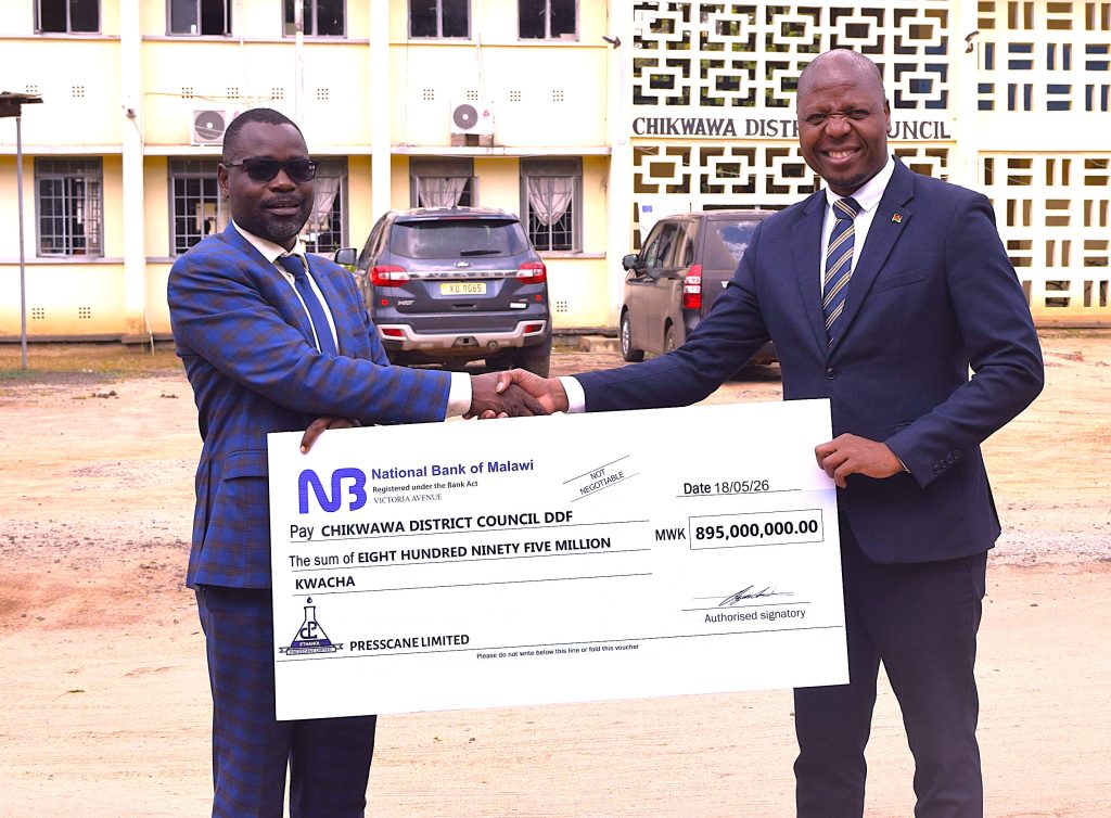 Mkhomaanthu left handing over the cheque to Mkandawire 002
