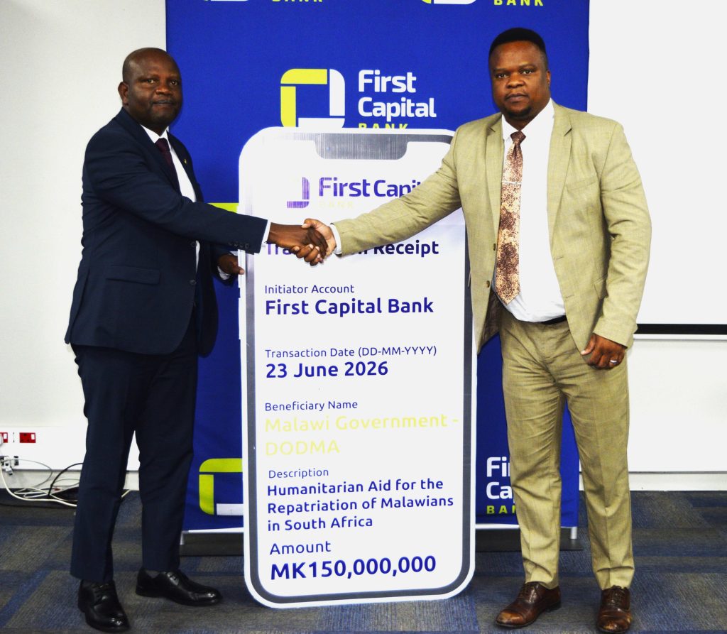 Chirwa right handing over a cheque to Moleni 002