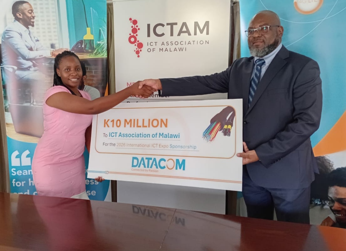 Nthakomwa handing over the dummy cheque of 10 million kwacha to Kamdima 002