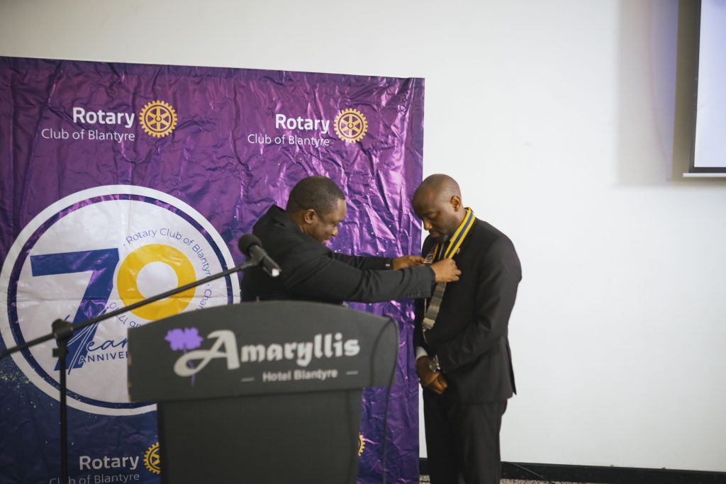 Nyangwa passing on the president chain to Mkandawire 002