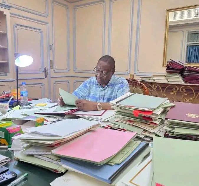 Peter Mutharika Returns to Office, New Photo Reassures Supporters After South Africa Trip
