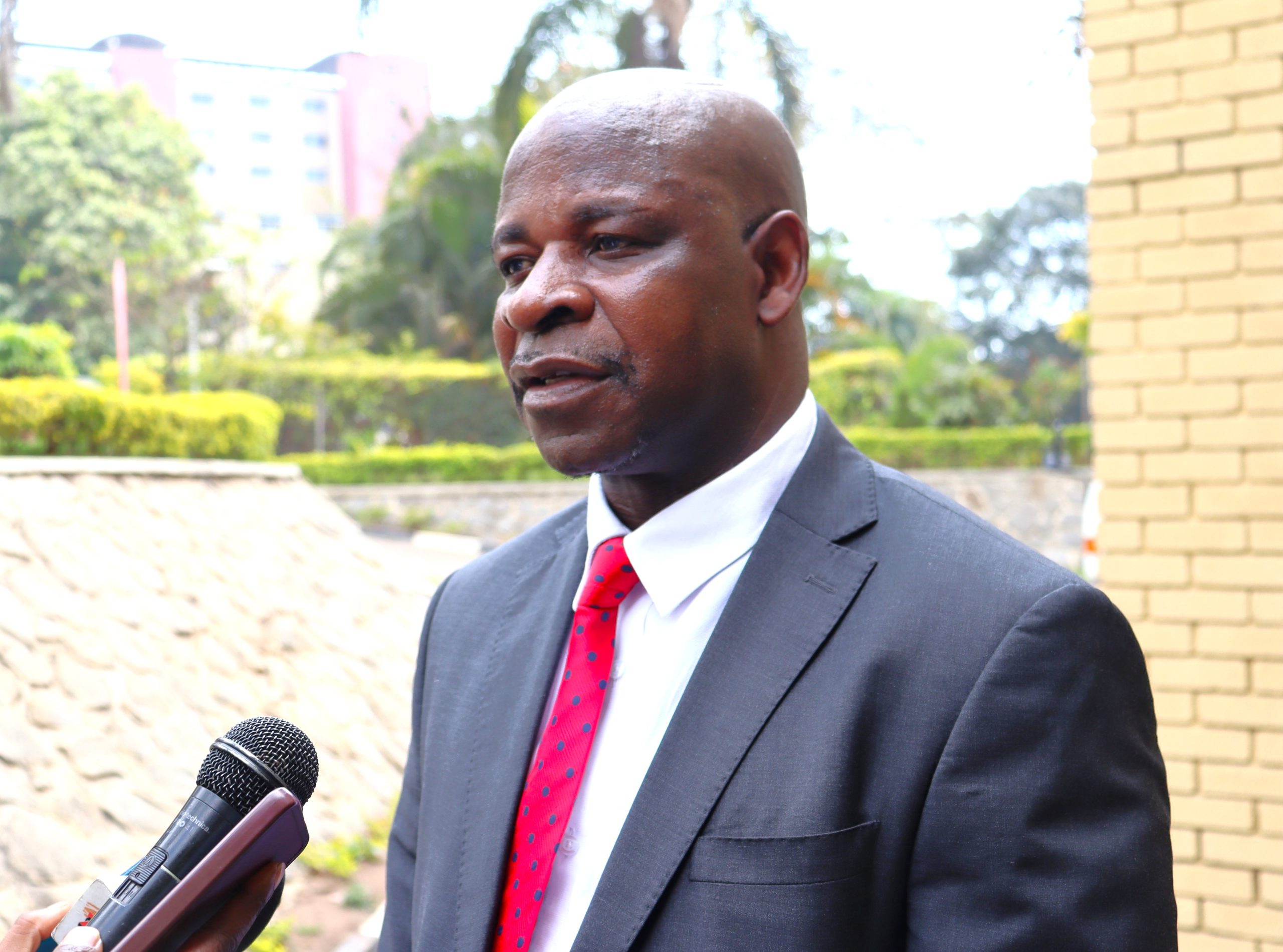 Mabulekesi speaking with the media 002 scaled
