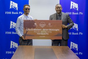 kaimilaRight handing over the dummy cheque to Lawi 002