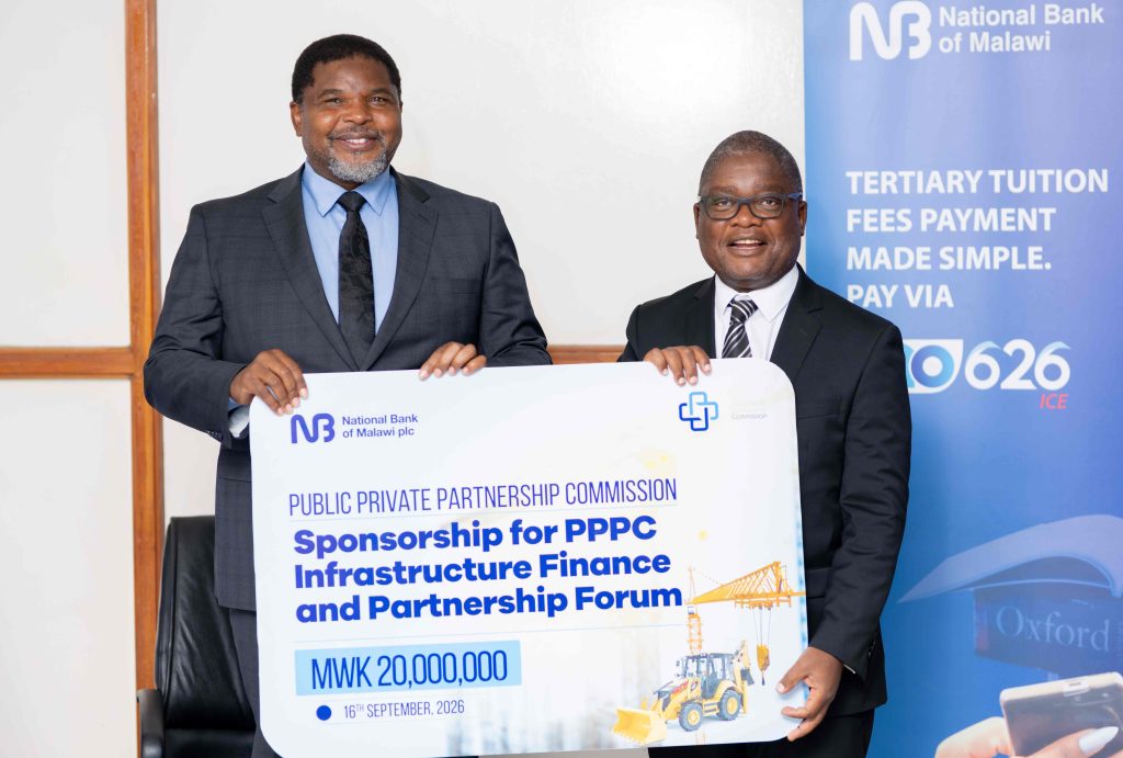 Malenga right hands over a dummy cheque to Nanthuru 002 1