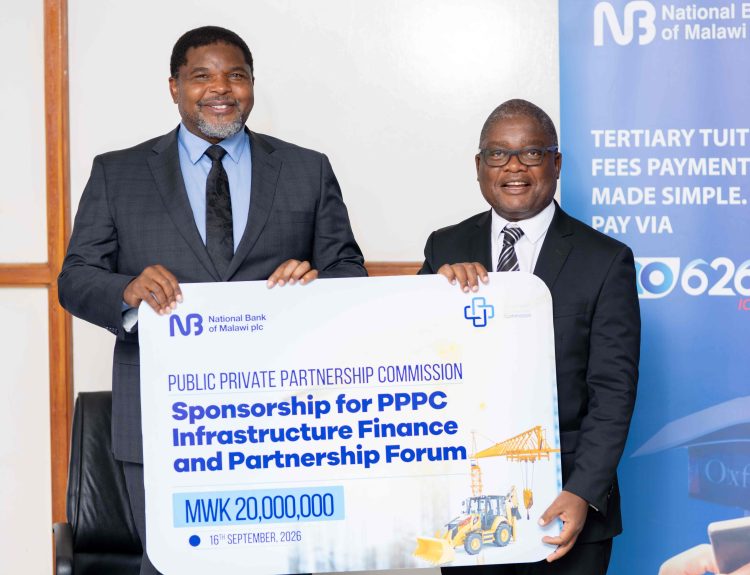 Malenga right hands over a dummy cheque to Nanthuru 002 1